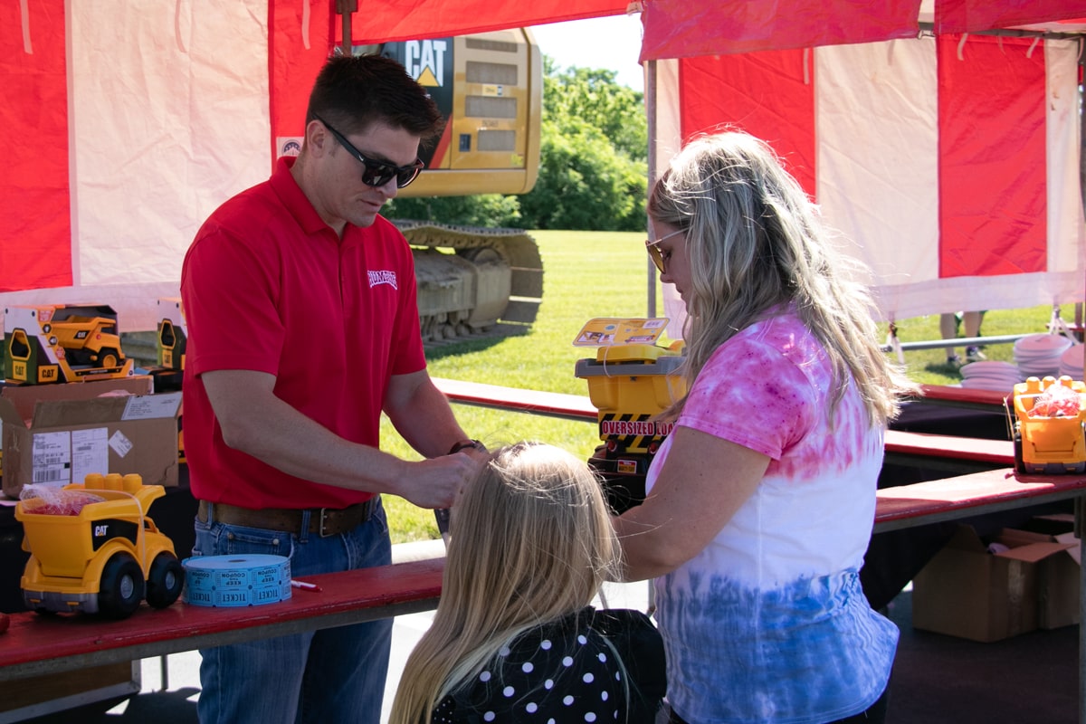 Rumpke Employee Volunteering Time At Community Event